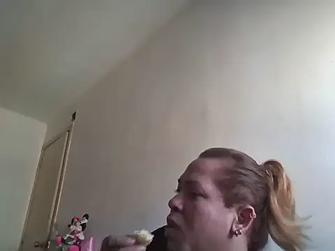 Snapshot of Eimy2025 chatting on 10.21.25 Eimy2025 online show from 10.21.25