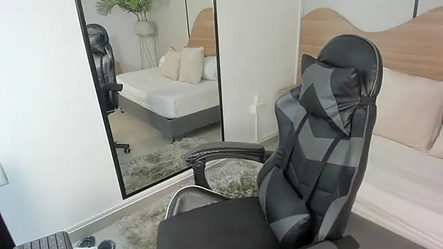 mia collins96 online show from 11.26.25