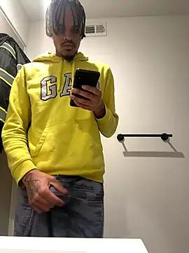 Snapshot of Mrmakeherwet_Tez chatting on 12.17.25 Mrmakeherwet Tez online show from 12.17.25