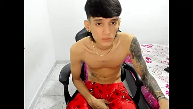 Snapshot of Stiwar_cute chatting on 10.21.25 Stiwar cute online show from 10.21.25