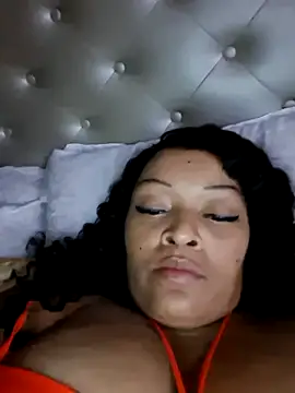 Snapshot of Strawberrycurv chatting on 11.01.25 Strawberrycurv online show from 11.01.25