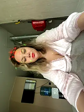 Snapshot of _GloriaLowe_ chatting on 10.28.25  GloriaLowe  online show from 10.28.25