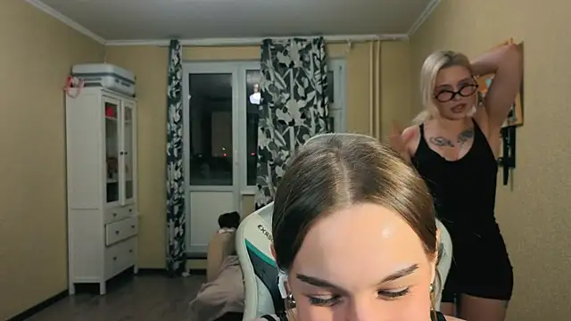 girls n roses online show from 10.29.25