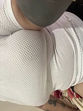 Snapshot of abby-hiltton chatting on 11.01.25 abby-hiltton online show from 11.01.25