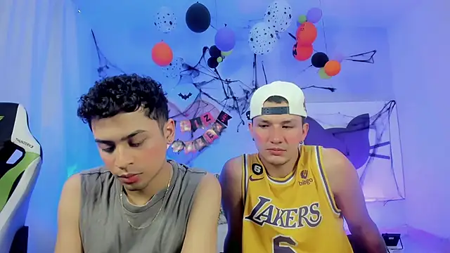 Snapshot of Twinks_boys_s chatting on 10.23.25 Twinks boys s online show from 10.23.25