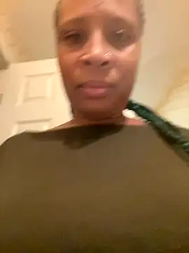 Snapshot of CreammieDelite chatting on 10.29.25 CreammieDelite online show from 10.29.25