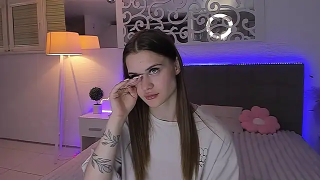 Snapshot of LuisaClover chatting on 06.27.26 LuisaClover online show from 06.27.26