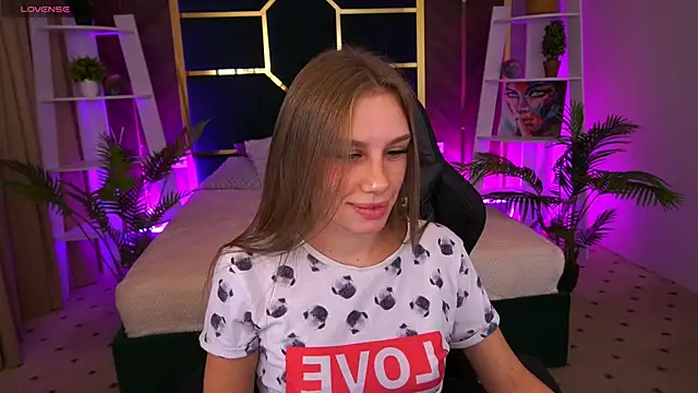 Snapshot of HeyEmilly chatting on 10.22.25 HeyEmilly online show from 10.22.25