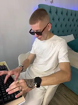 Snapshot of Cristian__Dior chatting on 08.08.26 Cristian Dior online show from 08.08.26