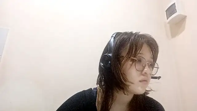 Snapshot of web3queen chatting on 10.23.25 web3queen online show from 10.23.25