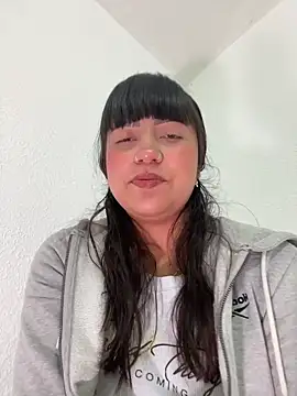 misschloe  online show from 10.27.25