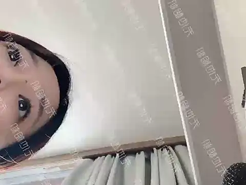 Snapshot of SophiaHu chatting on 10.25.25 SophiaHu online show from 10.25.25