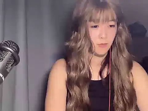 Snapshot of SophiaHu chatting on 10.27.25 SophiaHu online show from 10.27.25