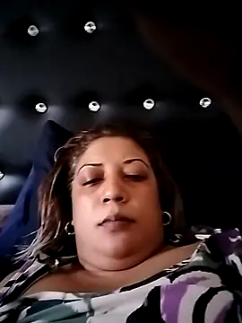 Snapshot of IndianLara chatting on 11.05.25 IndianLara online show from 11.05.25