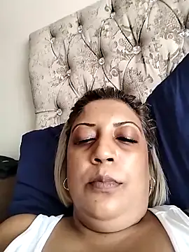 Snapshot of IndianLara chatting on 03.12.26 IndianLara online show from 03.12.26