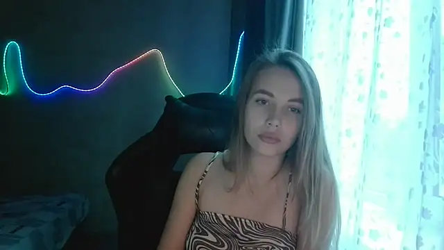 Snapshot of MadisonPhoenix chatting on 11.17.25 MadisonPhoenix online show from 11.17.25