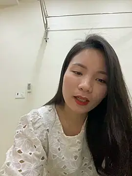 Bee Yellow00 online show from 12.22.25