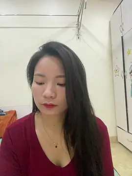 Bee Yellow00 online show from 05.12.26