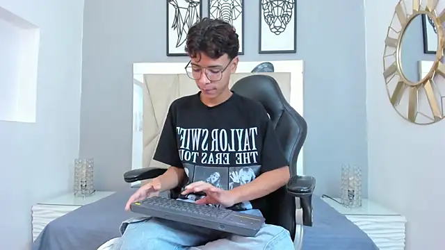 Snapshot of adams_bobby chatting on 11.21.25 adams bobby online show from 11.21.25