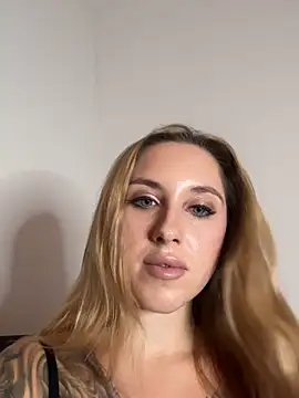 Snapshot of LaraHorneyy chatting on 10.24.25 LaraHorneyy online show from 10.24.25