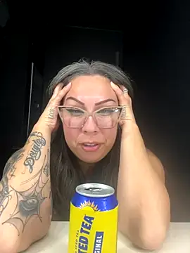 Snapshot of ThatGirlVia chatting on 11.15.25 ThatGirlVia online show from 11.15.25