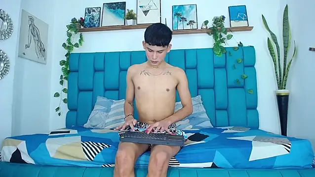 Hot Boys Latinos X online show from 11.19.25