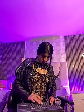 MAIILY TAY online show from 11.14.25