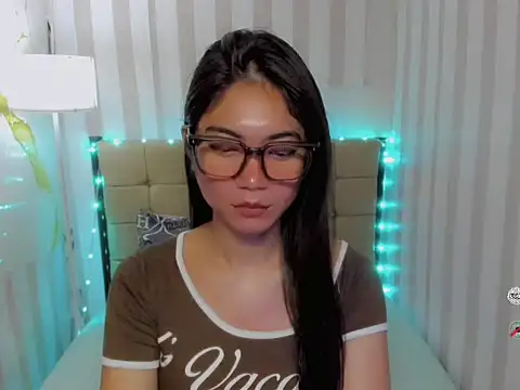Snapshot of BigCockJade chatting on 04.15.26 BigCockJade online show from 04.15.26