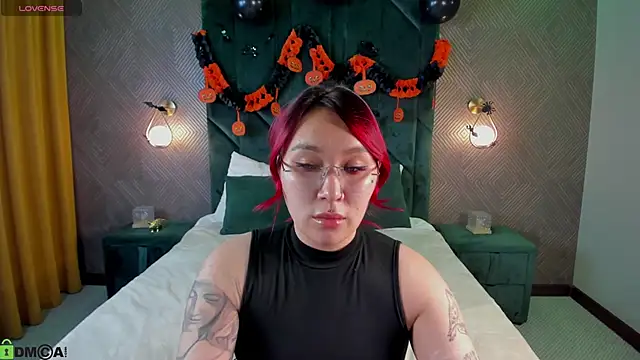 Snapshot of Susie_Reverse chatting on 10.29.25 Susie Reverse online show from 10.29.25