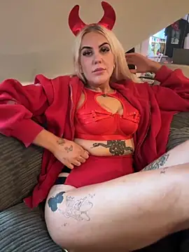 Snapshot of MissyLxox chatting on 10.31.25 MissyLxox online show from 10.31.25