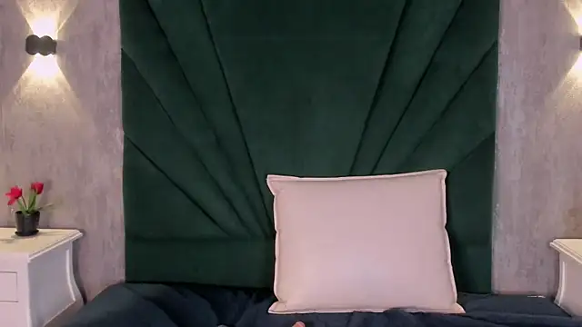 EmiliClarke online show from 04.01.26