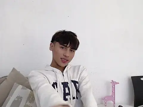 Snapshot of LianRoss chatting on 11.05.25 LianRoss online show from 11.05.25