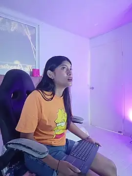 YeseniaRodriguez3 online show from 04.28.26