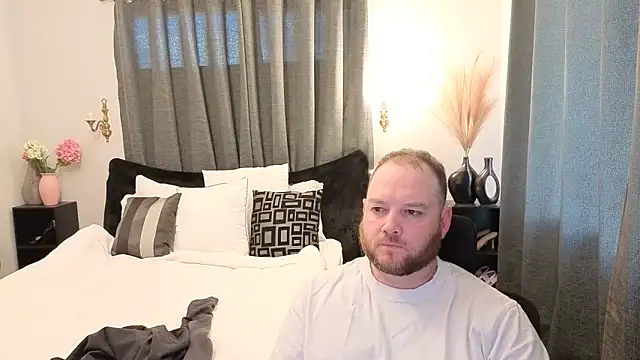 Snapshot of john_clarisa chatting on 10.28.25 john clarisa online show from 10.28.25