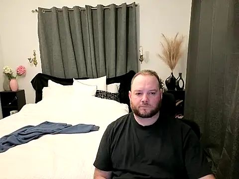 Snapshot of john_clarisa chatting on 10.29.25 john clarisa online show from 10.29.25