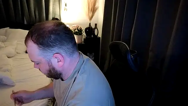 Snapshot of john_clarisa chatting on 10.31.25 john clarisa online show from 10.31.25