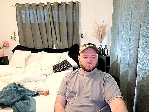 Snapshot of john_clarisa chatting on 10.31.25 john clarisa online show from 10.31.25