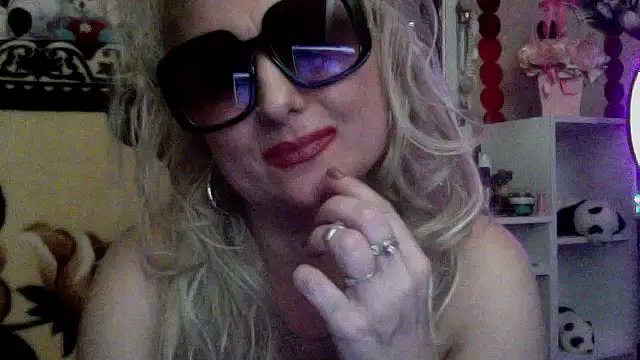 xHot Amazonq online show from 12.16.25