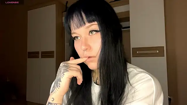 Snapshot of LaurenOveson chatting on 10.27.25 LaurenOveson online show from 10.27.25