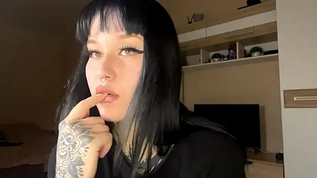 Snapshot of LaurenOveson chatting on 10.29.25 LaurenOveson online show from 10.29.25