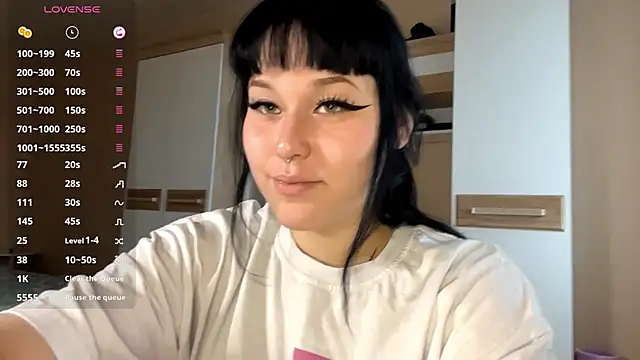 Snapshot of LaurenOveson chatting on 11.03.25 LaurenOveson online show from 11.03.25