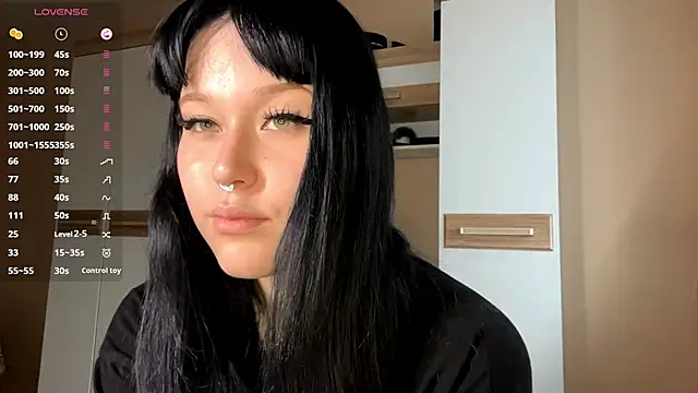 Snapshot of LaurenOveson chatting on 11.06.25 LaurenOveson online show from 11.06.25