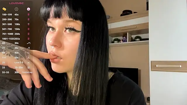 Snapshot of LaurenOveson chatting on 11.10.25 LaurenOveson online show from 11.10.25