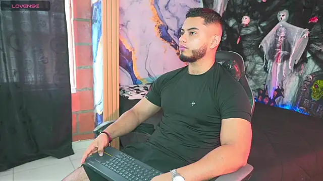 Snapshot of Tiler_wolker chatting on 10.26.25 Tiler wolker online show from 10.26.25