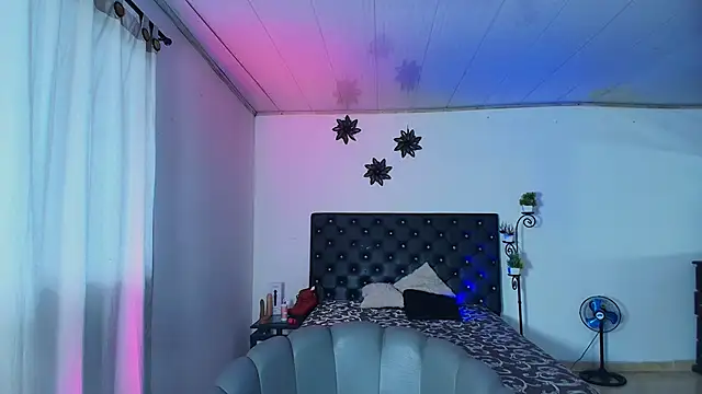 GiannaRoberts online show from 11.04.25