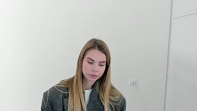 Snapshot of LinaBey chatting on 11.15.25 LinaBey online show from 11.15.25