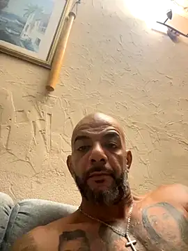 Snapshot of latino2211 chatting on 10.29.25 latino2211 online show from 10.29.25