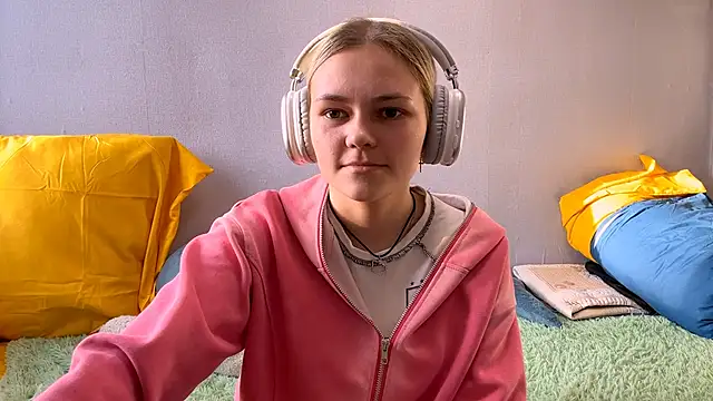 Snapshot of ChristineWest chatting on 11.01.25 ChristineWest online show from 11.01.25