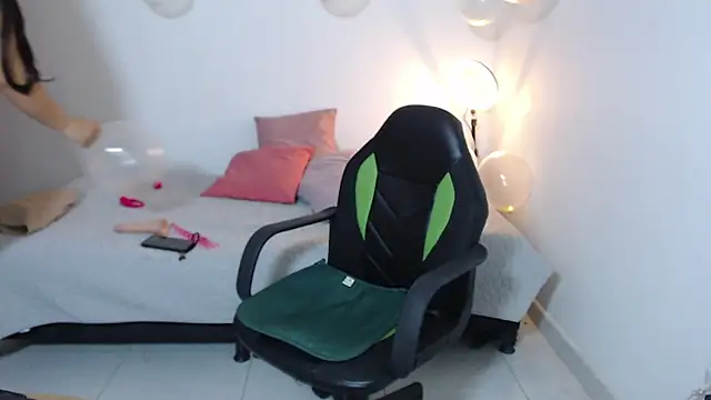 Snapshot of angiedavies10 chatting on 10.29.25 angiedavies10 online show from 10.29.25