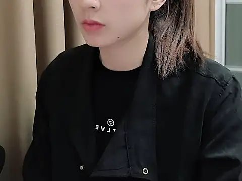 Snapshot of lvy-002 chatting on 10.31.25 lvy-002 online show from 10.31.25